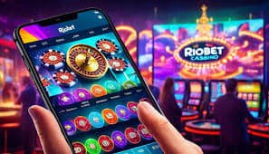 Pengguna membaca fitur aplikasi mobile